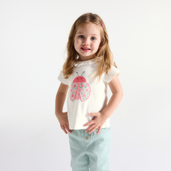 تيشيرت أبيض وبياقة مُكشكشة، مُزيَّن برسمة حشرة، للفتيات الصغيرات